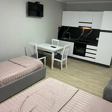 Cheap , 10 Meters From Lejlighed Golem (Tirana)